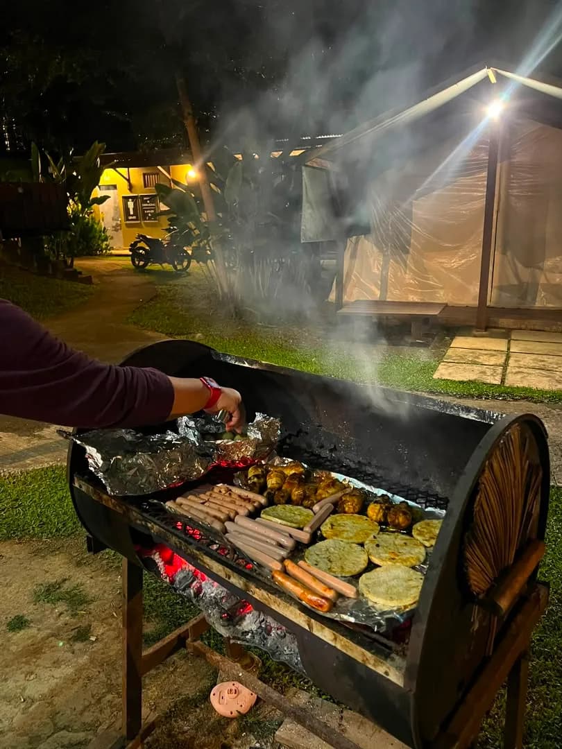 Aktiviti BBQ di hadapan khemah TheTribe