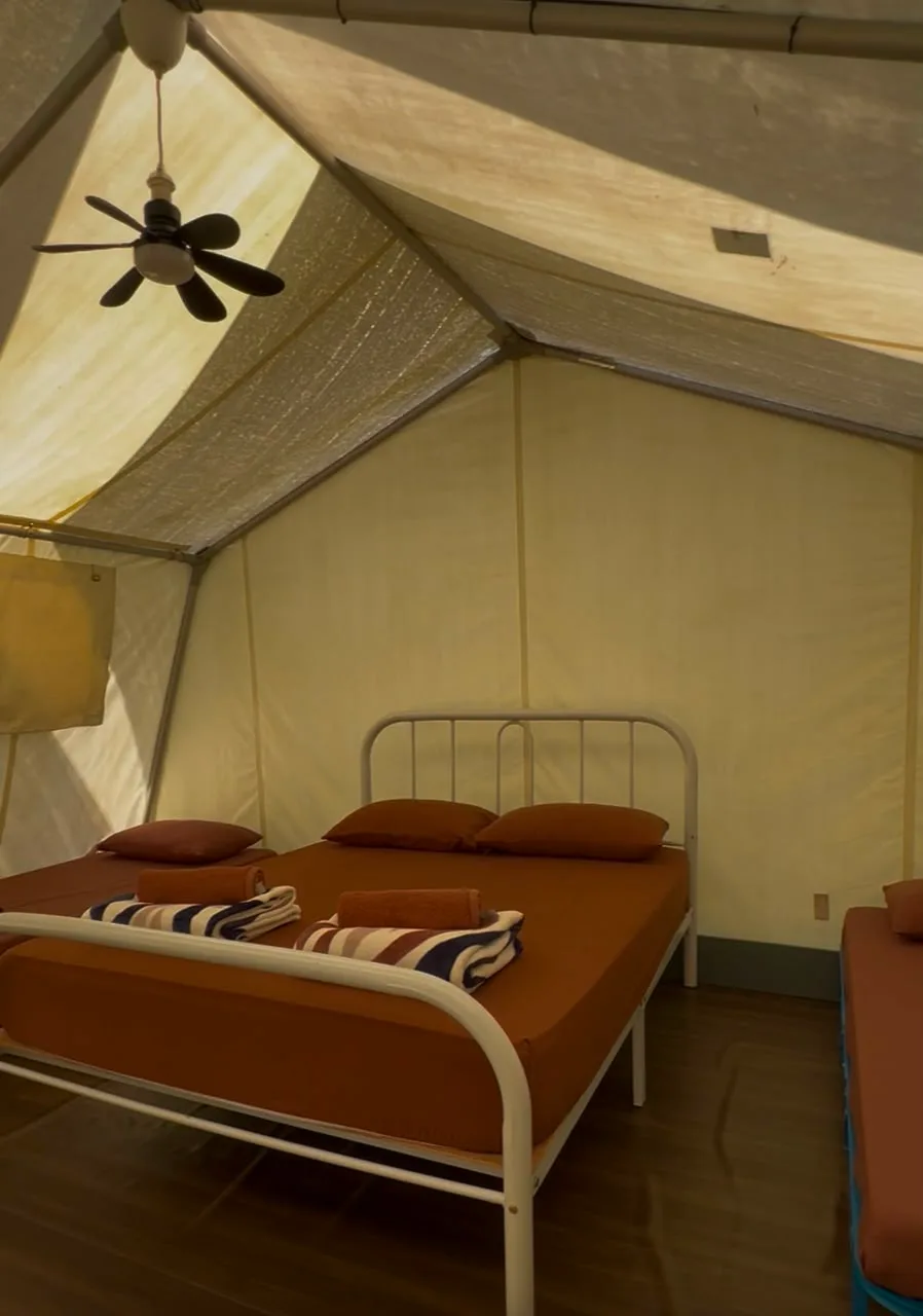Bahagian dalam TheTribe Tent untuk empat tetamu