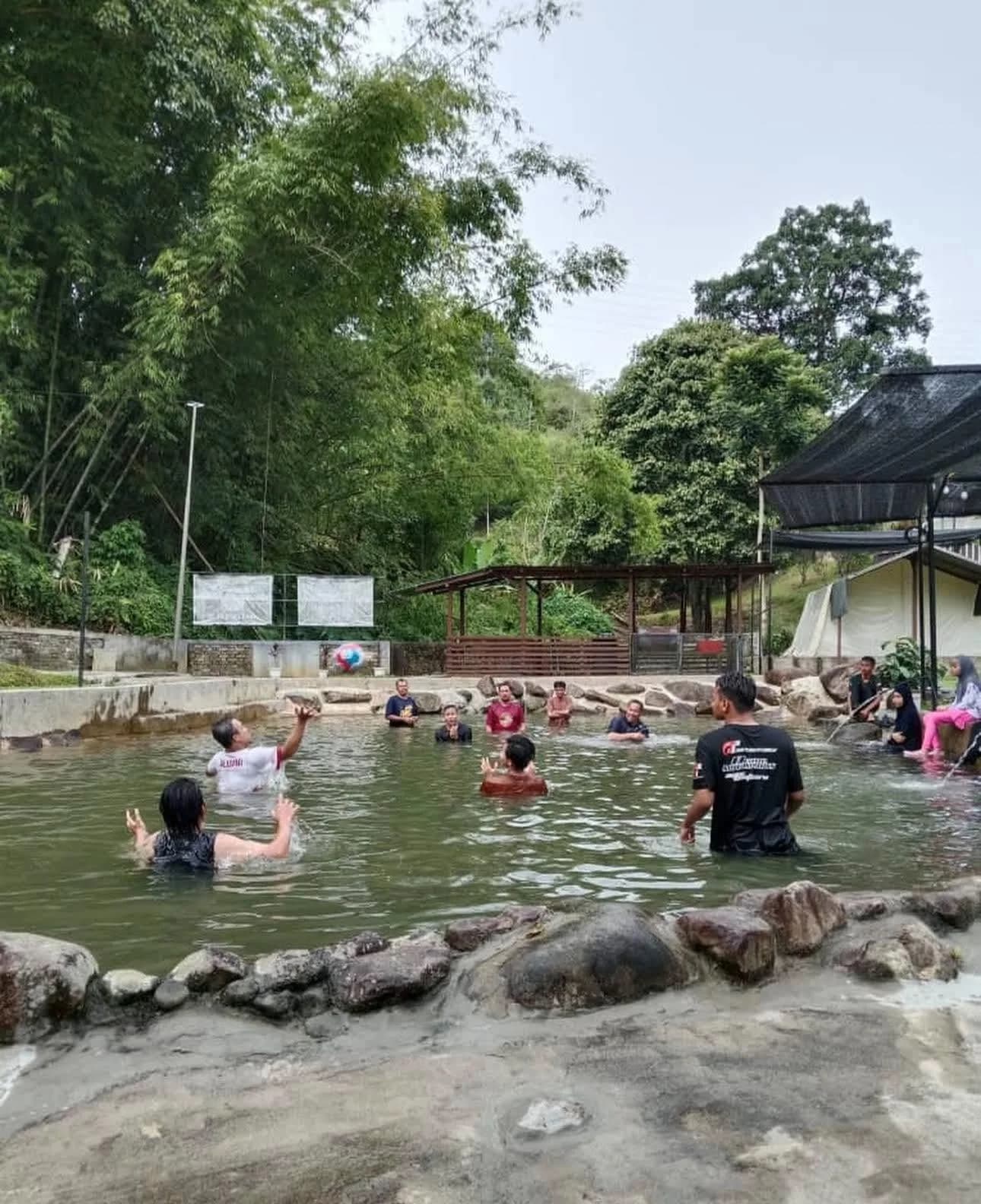 Tetamu menikmati kolam semula jadi di The Tribe